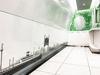 ニュース画像：街の気配が感じられる壁面アートパネル - 「みなとみらい線、元町・中華街駅の改札内トイレを全面リニューアル」