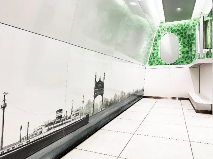 画像：街の気配が感じられる壁面アートパネル - 「みなとみらい線、元町・中華街駅の改札内トイレを全面リニューアル」
