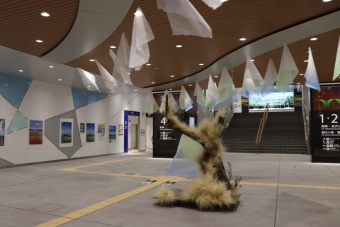 ニュース画像：展示作品 - 「「あいの風」イメージの和紙作品を展示、あいの風とやま鉄道の富山駅構内」