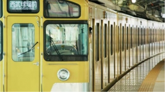 ニュース画像：2000系 出発シーン - 「西武鉄道、バーチャル背景画像「西武鉄道の背景」9点を無料公開」