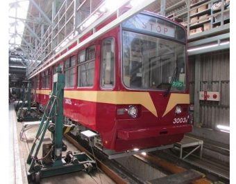 ニュース画像：施工中の車両 - 「「赤電」塗装復活、西鉄北九州線全廃から20年記念」