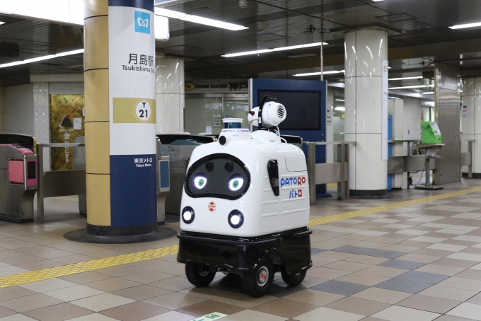 ニュース画像：ロボットを活用した駅の消毒 - 「東京メトロ、ロボットを活用した駅構内消毒を検討 月島駅で実証実験」