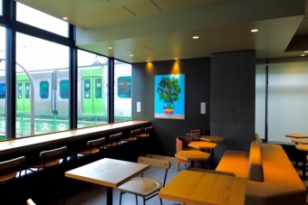 ニュース画像：駅直結のスターバックスコーヒー - 「JR東日本、新大久保駅がリニューアル 2階にスタバがオープン」