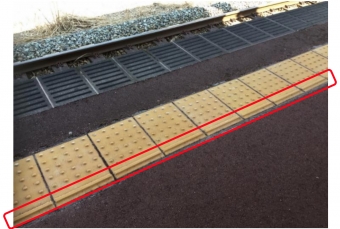 ニュース画像：内方線付き点状ブロック - 「JR東日本、仙台支社管内11駅で内方線付き点状ブロックを整備」