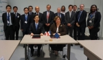 ニュース画像：IFSTTARと鉄道総研の調印式の様子 - 「鉄道総研、フランスの運輸研究機関「IFSTTR」と共同研究協定を締結」