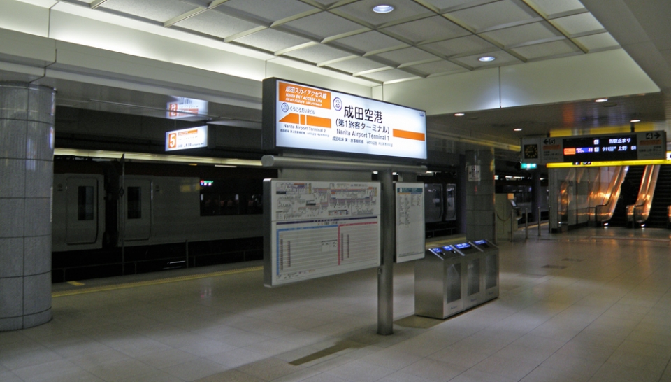 ニュース画像：成田空港駅ホーム - 「成田空港駅と空港第2ビル駅、ホームドア整備へ 二重改札も解消へ」
