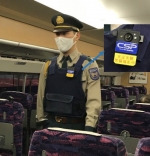 ニュース画像：ウェアラブルカメラを装着した警備員のイメージ - 「JR東、新幹線車内巡回でウェアラブルカメラの実証実験」