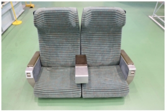 ニュース画像：700系座席(グリーン車) - 「700系新幹線の座席2列セットなど、抽選販売 」