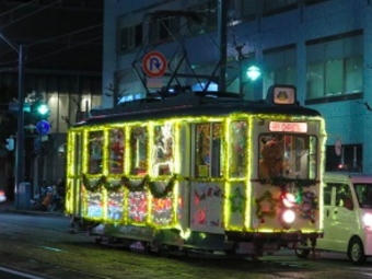 ニュース画像：ハノーバー電車238号による2016年度の運行の様子 - 「広島電鉄、12月12日から「クリスマス電車」運行 ハノーバー電車238号を使用」