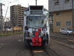 ニュース画像：「探偵はBARにいる3」ラッピング車両 - 「札幌市電、映画「探偵はBARにいる3」ラッピング電車を運行中 1月12日まで」