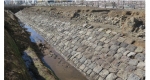 ニュース画像：出土した高輪築堤の一部 - 「日本初の鉄道支えた高輪築堤出土、保存・公開展示へ」