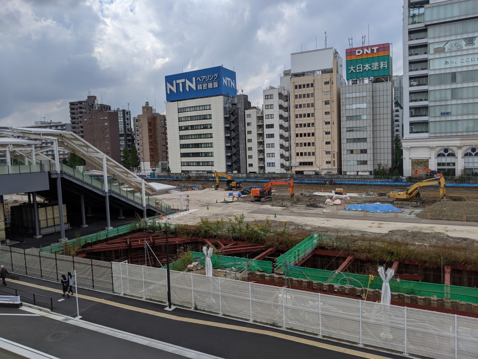 ニュース画像：高輪ゲートウェイ駅から望む高輪築堤付近 - 「日本初の鉄道支えた高輪築堤出土、保存・公開展示へ」