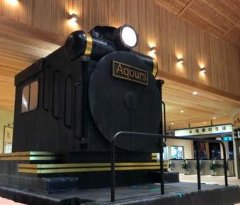 画像：展示中のSL模型 - 「伊豆箱根鉄道、「ラブライブ!」 コンサートで使用のSL模型を修善寺駅で展示」