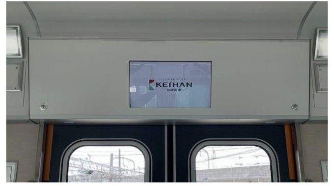 ニュース画像：車内に設置された広告用デジタルサイネージ - 「京阪電車、初の車内広告用デジタルサイネージ搭載」