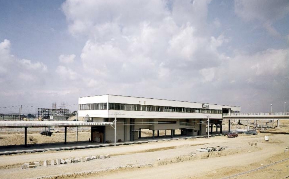 ニュース画像：1970年頃撮影された竣工間近の泉ケ丘駅 - 「泉北高速鉄道が開業50周年、懐かしの写真を募集」