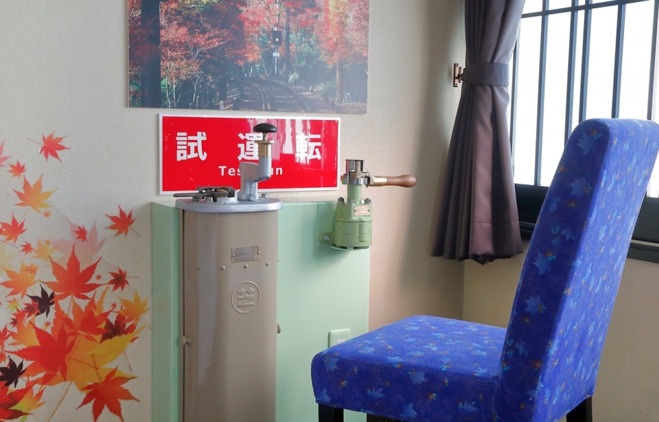 ニュース画像：デオ600形電車の運転台に設置されていたマスコンとブレーキハンドル - 「京都タワーホテル、きらら仕様の「叡山電車トレインルーム」登場 」