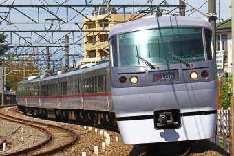 ニュース画像：西武新宿線の特急 (りんたろうさん撮影) - 「西武新宿線、土休日の特急列車 運転再開」