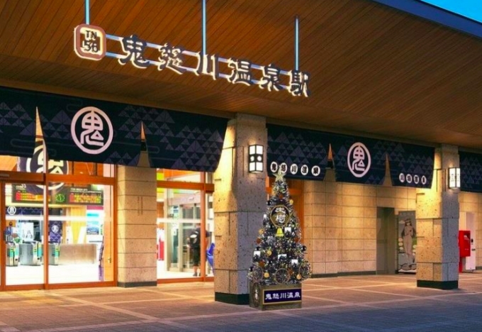 画像：「SL大樹クリスマスツリー」設置イメージ - 「東武、鬼怒川温泉駅に高さ約3メートルのクリスマスツリー設置 SL大樹をイメージ」