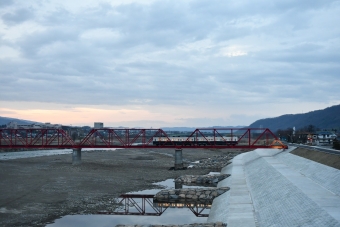 ニュース画像：復旧当日に千曲川橋梁を走る上田電鉄1000系「まるまどりーむ号 」(おなだいさん撮影)