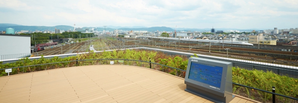 ニュース画像：本館3Fの南側のスカイテラス - 「再開したら行きたい！5年を迎える京都鉄道博物館の見どころ」