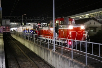 画像：2016年の搬入作業の様子 - 「福島交通、12月4日深夜に1000系第2次車両を飯坂線に搬入へ」