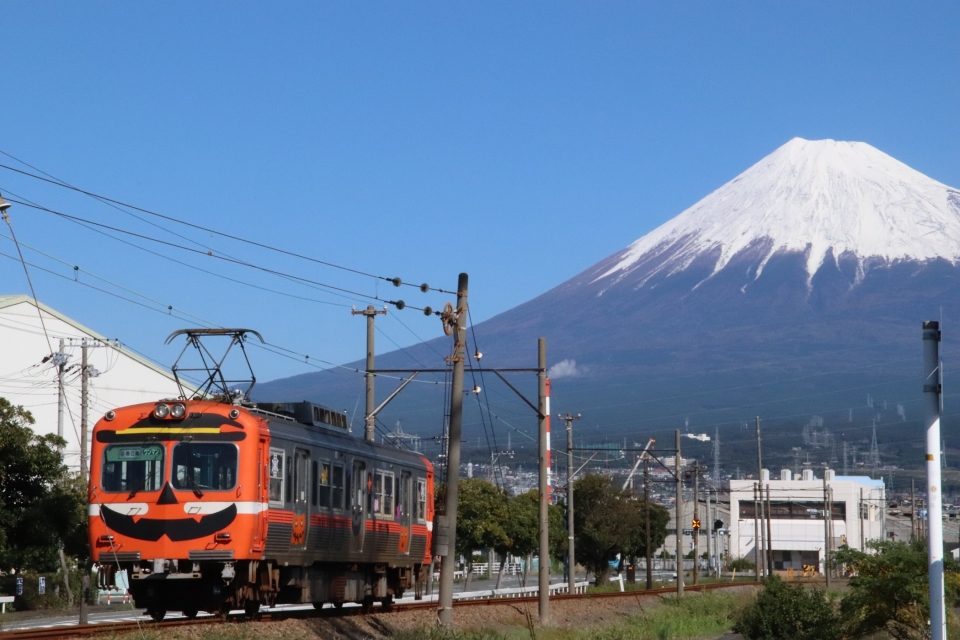 ニュース画像 1枚目：富士山の麓を走る 岳南電車 イメージ(Speed_Birdさん撮影)
