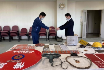 ニュース画像：寄贈の様子 - 「秋田臨海鉄道、県立博物館にヘッドマークなど寄贈」