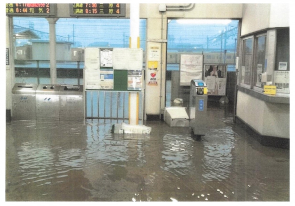 ニュース画像 1枚目：7/8のJR糸崎駅構内冠水時の状況
