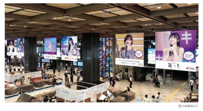 ニュース画像：仙台駅に乃木坂メンバーの大型フラッグ掲出 イメージ - 「仙台駅、乃木坂46ライブに合わせタイアップ企画 大型フラッグも登場」