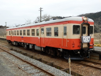 ニュース画像：2013年撮影時の「そと房」HMを掲出したキハ52(さんたかさん撮影) - 「いすみ鉄道キハ52、8月に昭和の準急列車を再現したヘッドマーク掲出」