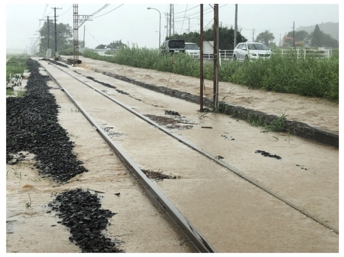 ニュース画像：線路が冠水した一畑電車 - 「一畑電車、台風9号で冠水や土砂流入被害 運転再開の見通し立たず」