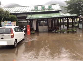 ニュース画像：浸水した川岸駅の様子 - 「JR中央本線川岸駅付近で土砂崩れ 長野県内の多くの路線で終日運転見合わせ 」