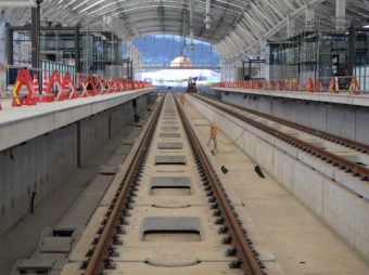 ニュース画像：長崎駅でつながった西九州新幹線のレール(前方が線路の終端)