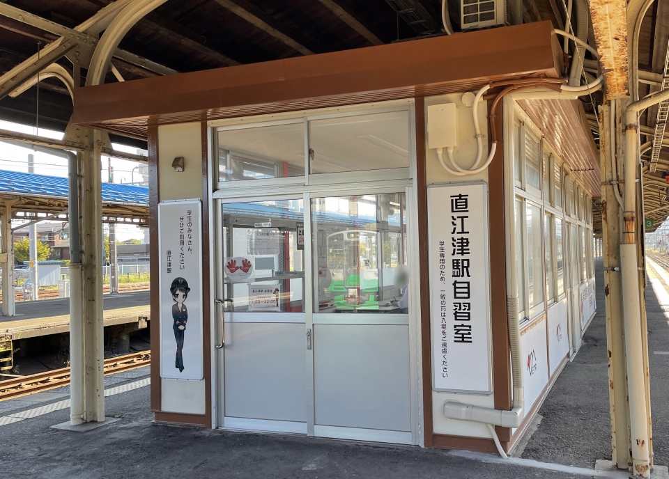 ニュース画像：直江津駅3・4番線ホームにある「自習室」 - 「直江津駅から羽ばたけ！なんと、えちごトキめき鉄道のホームに自習室が」