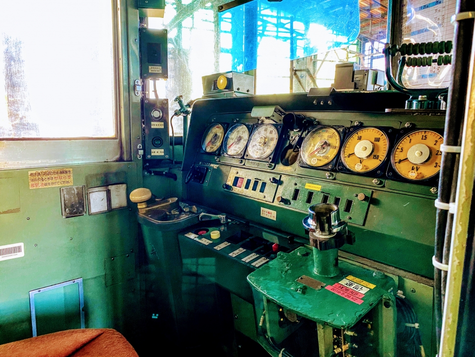 ニュース画像：機関庫内に展示されている413系の運転台 - 「新潟鉄道発祥の地「直江津」にSLが走るテーマパーク、オープンからまもなく半年」