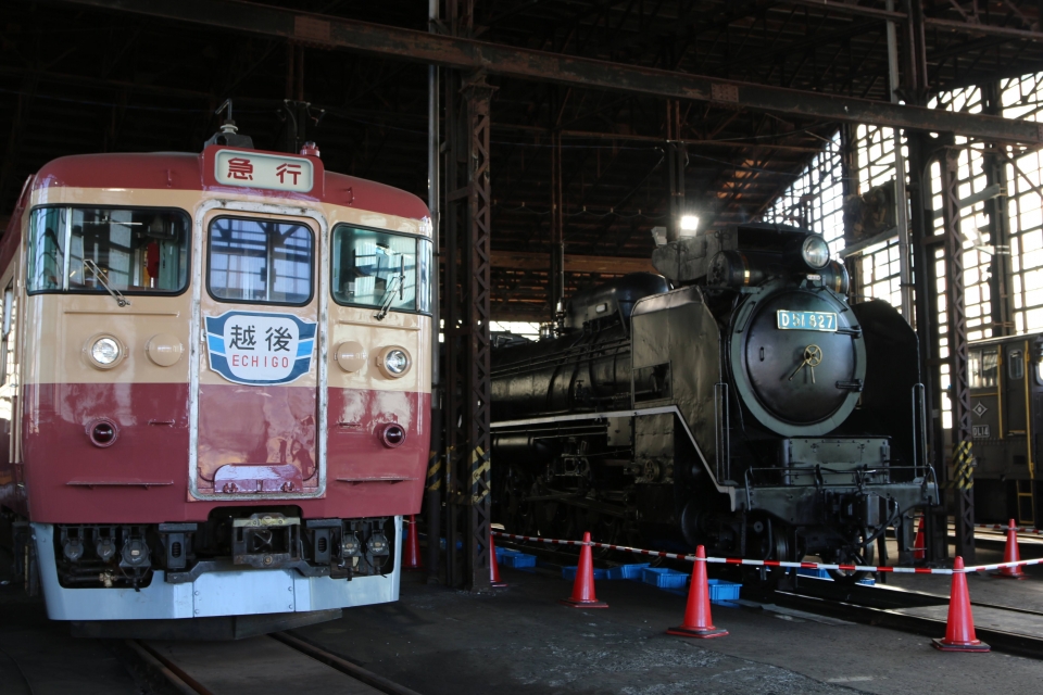 ニュース画像：機関庫内に展示された413系と SL「D51 827」 - 「新潟鉄道発祥の地「直江津」にSLが走るテーマパーク、オープンからまもなく半年」