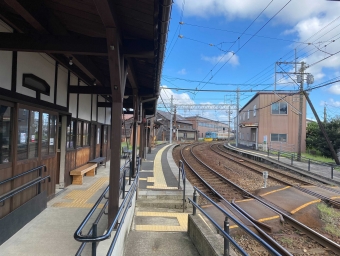 ニュース画像：北府駅の様子、ホームからは留置された福井鉄道200形の姿が