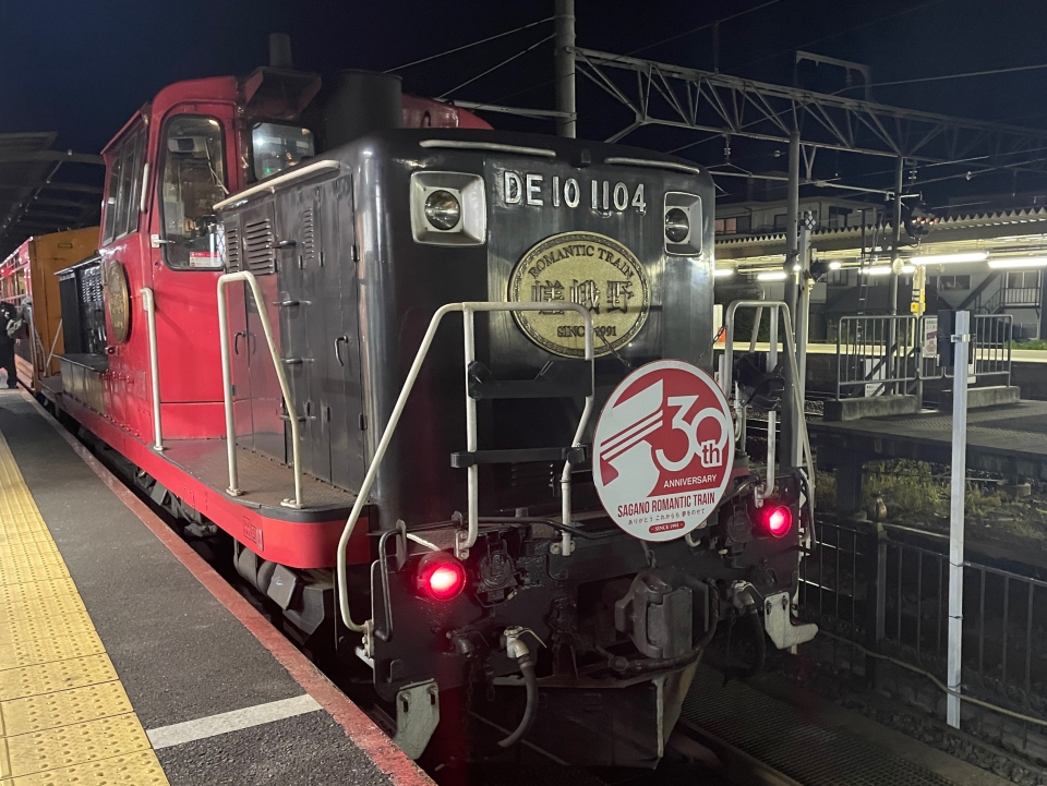 ニュース画像：トロッコ列車を牽引するDE10形ディーゼル機関車 - 「まもなく紅葉シーズン到来！2021年はひと味違った嵯峨野鉄道「光の幻想列車」」