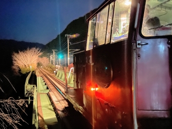 ニュース画像：折返しのトロッコ亀岡駅で折り返し。出発を待つDE10形ディーゼル機関車