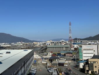 ニュース画像：総合事務所屋上から 敦賀駅まで続く高架橋と、中央遠くに水島の姿を望む