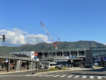 ニュース画像：延伸の終点となる敦賀駅舎の奥では、基地へとつながる高架橋の工事が着々と進められている