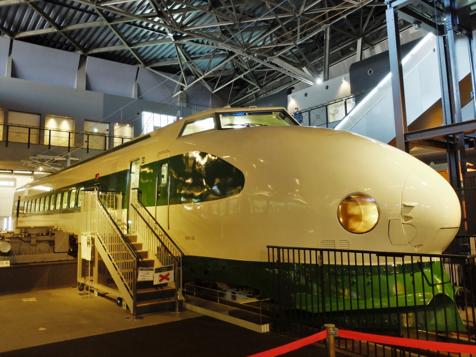 鉄道博物館、200系新幹線電車イベント ピット内展示で車両真下から見学