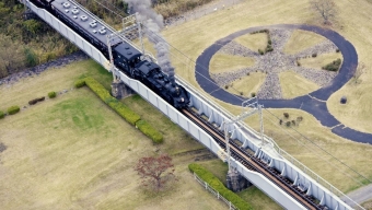 ニュース画像：空から見た「SL大樹」 - 「空から鉄道をみてみよう！紅葉真っ只中の日光でヘリから「SL大樹」観覧プラン登場」