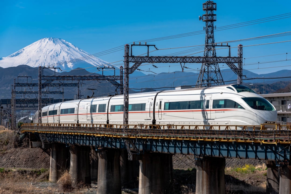 ニュース画像：新しい年の始まりにロマンスカーVSEから富士山を眺める 2021年2月撮影(りんきゅーさん撮影) - 「ロマンスカーGSE・VSEで行く小田急線全線走破ミステリーツアー 2022年1月開催　」