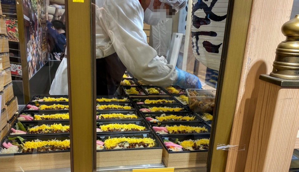 ニュース画像：12月21日までは、まねき食品「炭焼き風あなご重」を販売 - 「さあ年末年始！東京駅の人気駅弁屋「祭」を徹底攻略！」