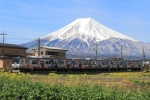 ニュース画像：富士急行線 2019年4月撮影(レンタくんさん撮影) - 「冬晴れの今しかない！雪化粧した「富士山」と鉄道コラボが美しい撮影地まとめ」
