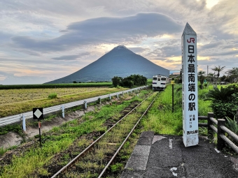 ニュース画像：日本最南端の駅碑と開門岳 2020年3月(広州魔法使さん撮影)