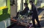 ニュース画像：車いすの乗降補助 - 「列車の運転士や車掌が車いす乗降を補助、JR東日本が試行」