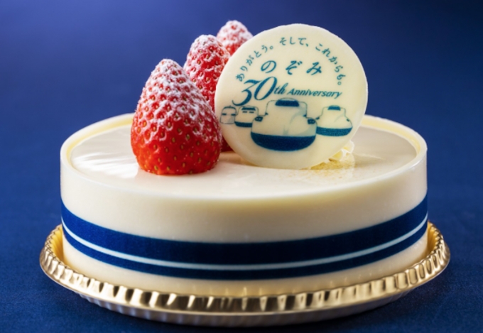 ニュース画像：東海道新幹線700系イメージ「新幹線のぞみケーキ」 - 「青のラインが秀逸すぎる！東海道新幹線700系イメージのケーキ 期間限定で登場 」