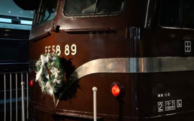 ニュース画像：クリスマス装飾のイメージ - 「鉄道博物館、12月16日から展示車両にクリスマス装飾 23日からは弁慶号鐘鳴らし体験も」